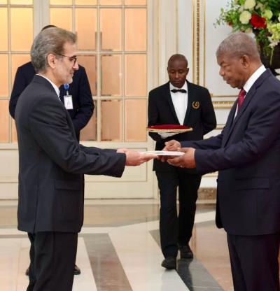 Submission of credentials of the new ambassador to the President of Angola